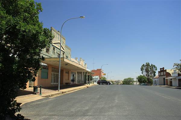 Twin Towns of Harden Murrumburrah - Old Town, Lots of deserted Shops and decaying buildings. Whole sections of the street could be available. (16/12/2014)
