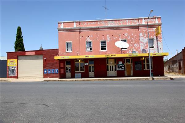 Twin Towns of Harden Murrumburrah - Old Town, Lots of deserted Shops and decaying buildings. Whole sections of the street could be available. (16/12/2014)