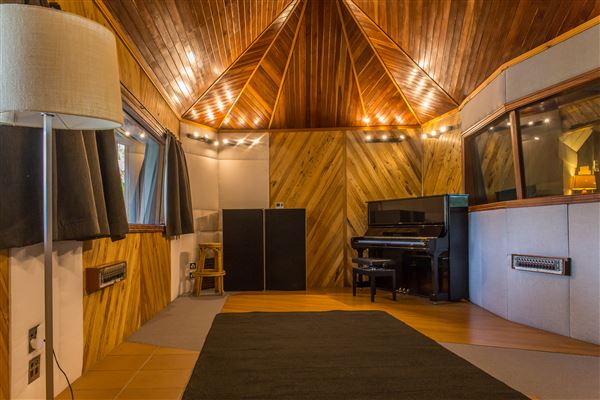 Rockinghorse Recording Studio and Estate - Rockinghorse - Studio Int (6/08/2017)