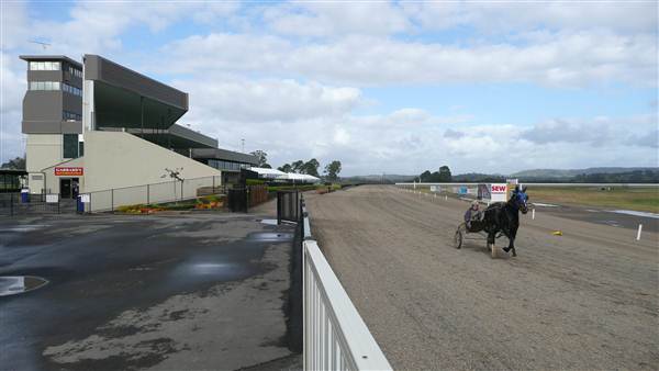 Menangle Park Paceway (28/02/2013 3:35:40 PM)