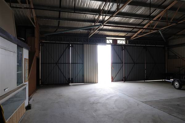 Goulburn Airport Carpark & Hangar 2 - Hangar 2 (25/07/2011 - Credits: Samuel Minton/SISE)