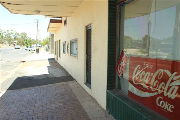 Twin Towns of Harden Murrumburrah - Old Town, Lots of deserted Shops and decaying buildings. Whole sections of the street could be available. (16/12/2014)