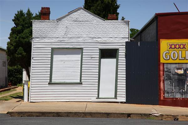 Twin Towns of Harden Murrumburrah - Old Town, Lots of deserted Shops and decaying buildings. Whole sections of the street could be available. (16/12/2014)