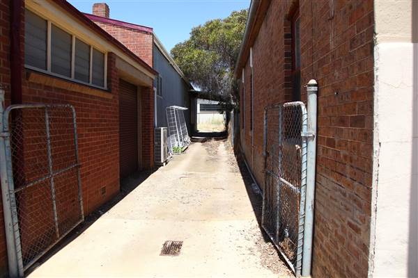 Twin Towns of Harden Murrumburrah - Old Town, Lots of deserted Shops and decaying buildings. Whole sections of the street could be available. (16/12/2014)