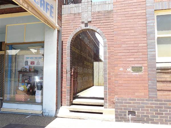 Twin Towns of Harden Murrumburrah - Old Town, Lots of deserted Shops and decaying buildings. Whole sections of the street could be available. (16/12/2014)