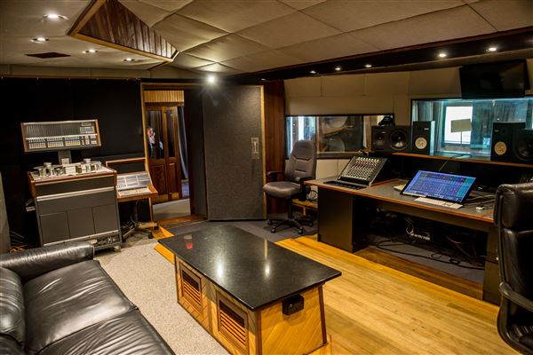 Rockinghorse Recording Studio and Estate - Rockinghorse - Studio Int (6/08/2017)