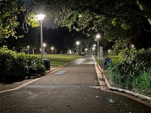 Hyde Park - Raining/Night (10/02/2022 - Credits: Cheryl Conway)