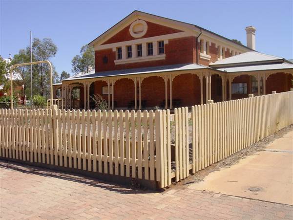 Cobar Court House and Police Station (4/03/2013 9:39:53 AM)