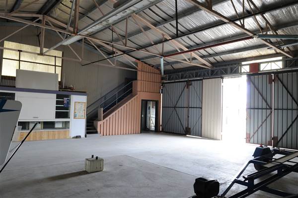 Goulburn Airport Carpark & Hangar 2 - Hangar 2 (25/07/2011 - Credits: Samuel Minton/SISE)