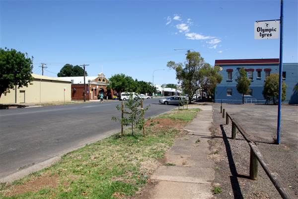 Twin Towns of Harden Murrumburrah - Old Town, Lots of deserted Shops and decaying buildings. Whole sections of the street could be available. (16/12/2014)