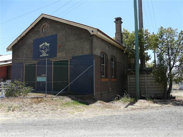 Twin Towns of Harden Murrumburrah - Old Town, Lots of deserted Shops and decaying buildings. Whole sections of the street could be available. (16/12/2014)