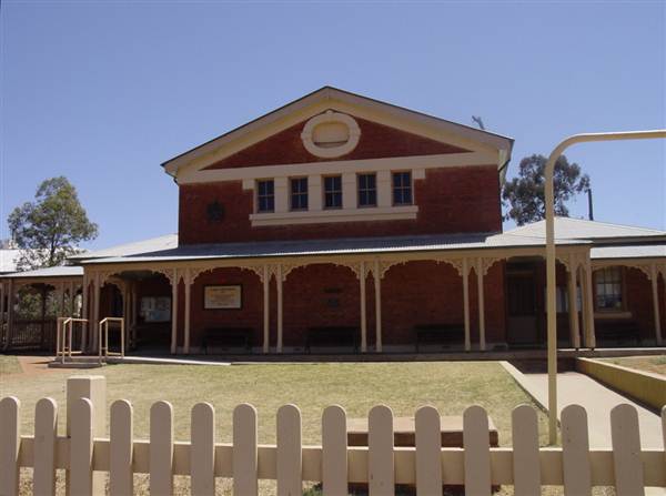 Cobar Court House and Police Station (4/03/2013 9:39:56 AM)