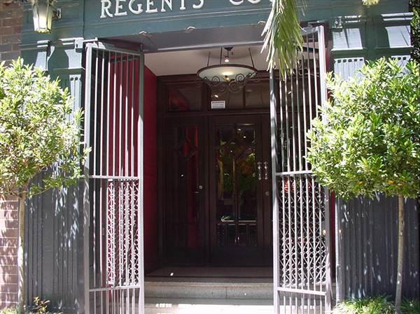 Apartment Buildings in Potts Point (10/03/2013 2:52:49 PM)