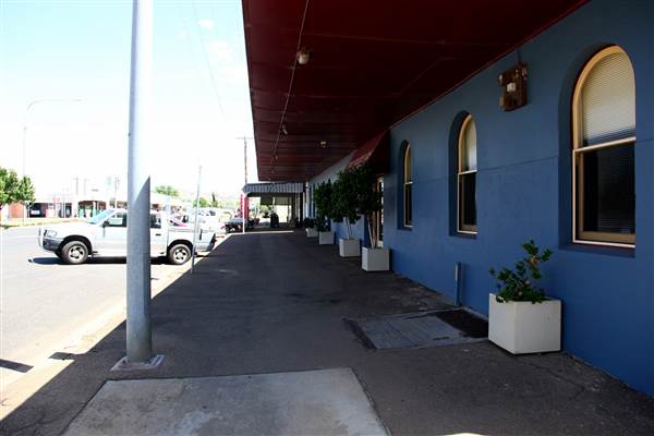 Twin Towns of Harden Murrumburrah - Old Town, Lots of deserted Shops and decaying buildings. Whole sections of the street could be available. (16/12/2014)