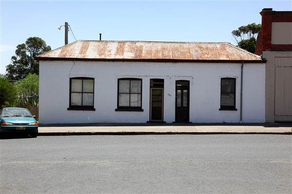 Twin Towns of Harden Murrumburrah - Old Town, Lots of deserted Shops and decaying buildings. Whole sections of the street could be available. (16/12/2014)