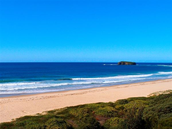 Mystics Beach (Minnamurra Beach) - Killalea State Park - Mystics Beach is a surf beach located in Killalea State Park. Killalea State Park occupies 8 kilometers of coastline. Its borders are Shell Harbour on the north and Kiama on the south. There are two prominent beaches in the Park: The Farm and Mystics. (4/11/2017 - Credits: N/A)