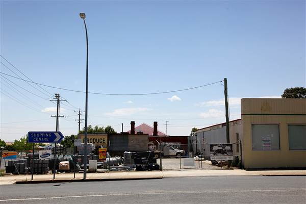 Twin Towns of Harden Murrumburrah - Old Town, Lots of deserted Shops and decaying buildings. Whole sections of the street could be available. (16/12/2014)