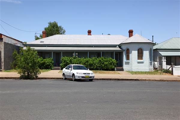 Twin Towns of Harden Murrumburrah - Old Town, Lots of deserted Shops and decaying buildings. Whole sections of the street could be available. (16/12/2014)