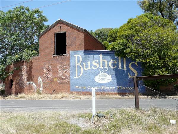 Twin Towns of Harden Murrumburrah - Old Town, Lots of deserted Shops and decaying buildings. Whole sections of the street could be available. (16/12/2014)