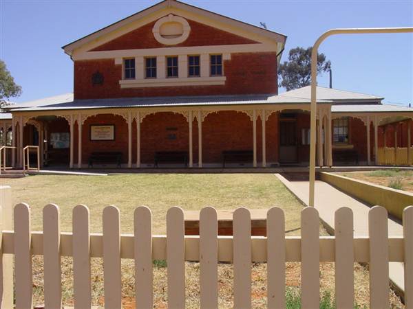 Cobar Court House and Police Station (4/03/2013 9:40:00 AM)