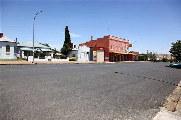 Twin Towns of Harden Murrumburrah - Old Town, Lots of deserted Shops and decaying buildings. Whole sections of the street could be available. (16/12/2014)