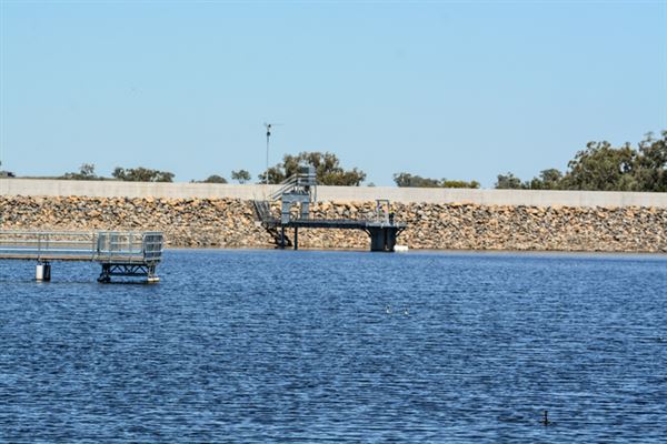 Quipolly Dam (17/05/2018 - Credits: Sally Alden (2016) ; Andrew Ballard (2018))