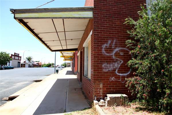 Twin Towns of Harden Murrumburrah - Old Town, Lots of deserted Shops and decaying buildings. Whole sections of the street could be available. (16/12/2014)
