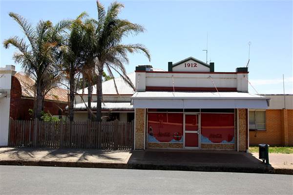Twin Towns of Harden Murrumburrah - Old Town, Lots of deserted Shops and decaying buildings. Whole sections of the street could be available. (16/12/2014)