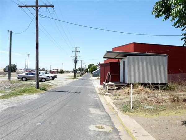 Twin Towns of Harden Murrumburrah - Old Town, Lots of deserted Shops and decaying buildings. Whole sections of the street could be available. (16/12/2014)