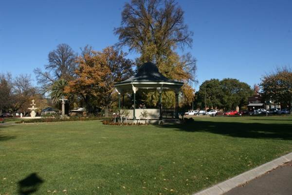 Goulburn - Belmore Park Rotunda (6/03/2014)