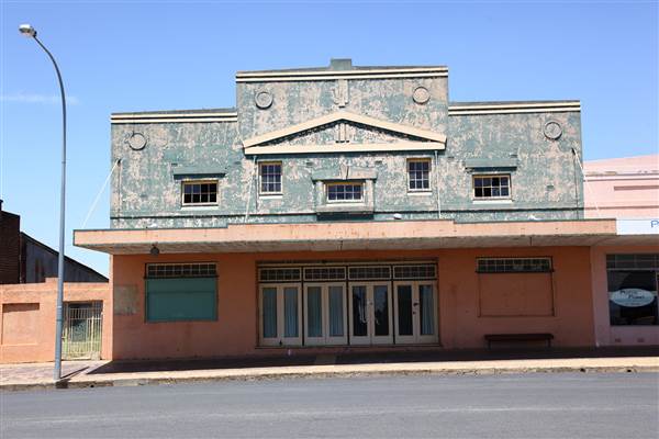 Twin Towns of Harden Murrumburrah - Old Town, Lots of deserted Shops and decaying buildings. Whole sections of the street could be available. (16/12/2014)