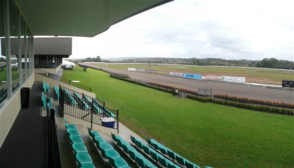Menangle Park Paceway (28/02/2013 3:23:45 PM)