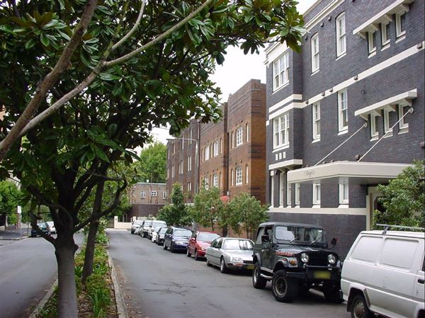 Apartment Buildings in Potts Point (10/03/2013 2:54:49 PM)