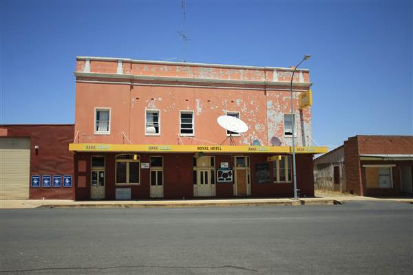 Twin Towns of Harden Murrumburrah - Old Town, Lots of deserted Shops and decaying buildings. Whole sections of the street could be available. (16/12/2014)