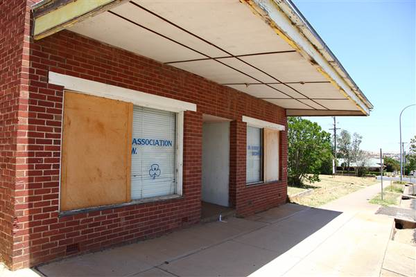 Twin Towns of Harden Murrumburrah - Old Town, Lots of deserted Shops and decaying buildings. Whole sections of the street could be available. (16/12/2014)