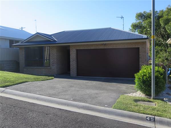 Kiama Downs neighbourhood - cul-de-sac + tennis court (7/12/2015 - Credits: Peter Hicks)