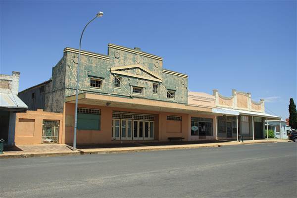 Twin Towns of Harden Murrumburrah - Old Town, Lots of deserted Shops and decaying buildings. Whole sections of the street could be available. (16/12/2014)