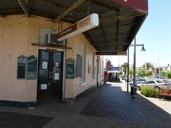Twin Towns of Harden Murrumburrah - Old Town, Lots of deserted Shops and decaying buildings. Whole sections of the street could be available. (16/12/2014)