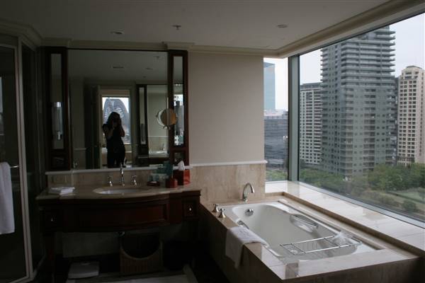 Shangri-La Hotel - Room 1307 (16/12/2006 - Credits: Lisa Scope)